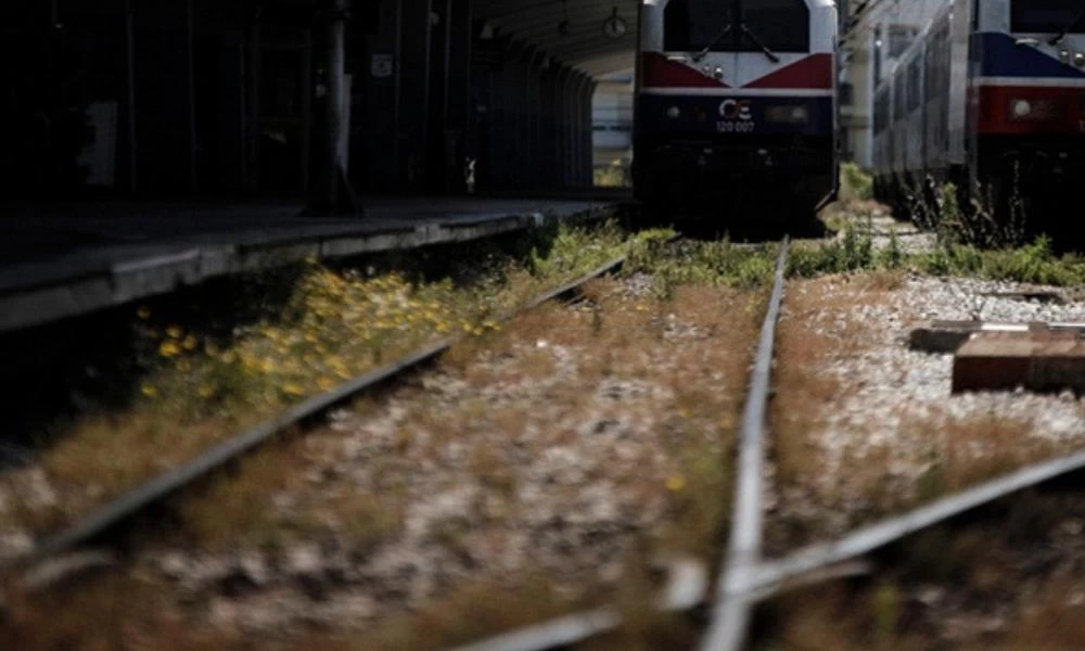 Αρνήθηκε να τον παντρευτεί και της κόλλησε το κεφάλι σε κινούμενο τρένο